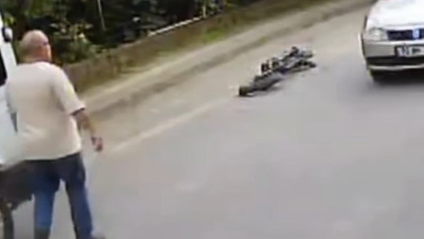 Bisikletli çocuk, minibüsün altından kalmaktan son anda kurtuldu