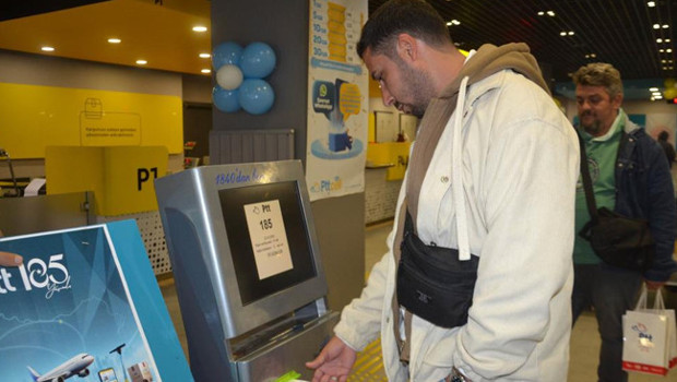 Ehliyetini yenilemek için gitti günün talihlisi oldu! 185 numarası ile kazandı