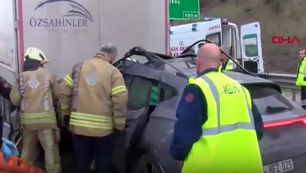 Otomobil TIR'ın altına girdi! Şoförü kurtarma çalışması sürüyor