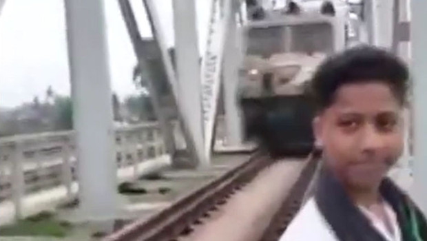 Raylarda video çekiyordu: Tren çarptı
