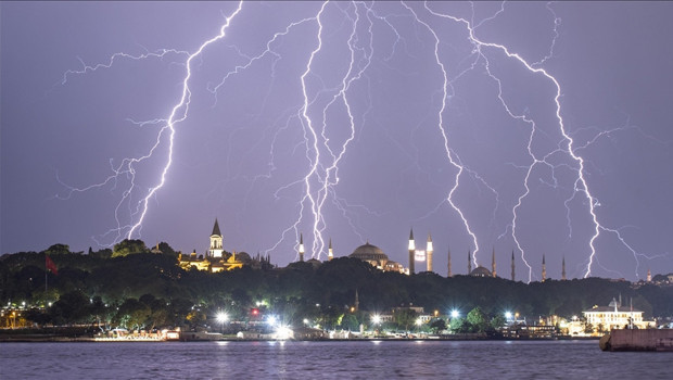 İstanbul'da şimşekler geceyi aydınlattı