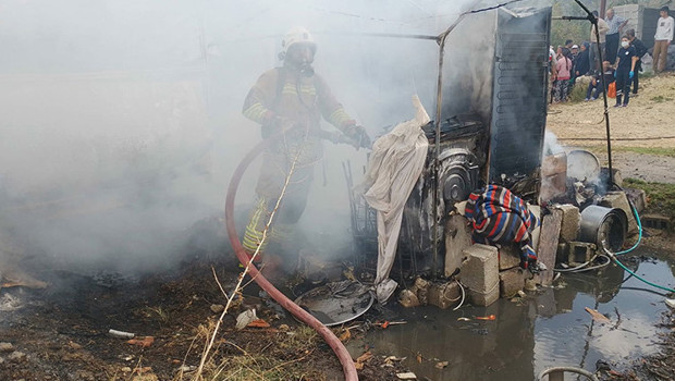 Hatay’da konteyner yangınında dumandan etkilenen bebek öldü