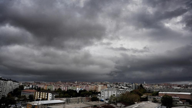 İstanbul'da gökyüzü karardı! Bulutların geçişi fotoğraflara böyle yansıdı