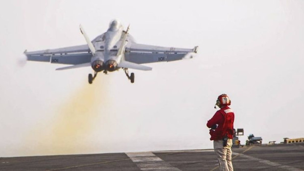 1 helikopter 1 uçak… ABD uçak gemisinden iki araç denize düştü