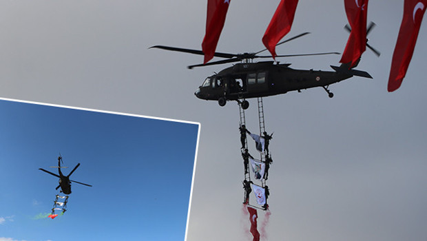 Cumhuriyet Bayramı yurt genelinde coşkuyla kutlanıyor! Komandolardan 'üzüm salkımı' gösterisi