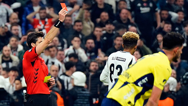 Beşiktaş - Fenerbahçe derbilerinde kırmızı kartlar havada uçuyor!