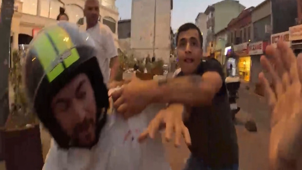 İstanbul'un ortasında YouTuber'a saldırı anbean kamerada!