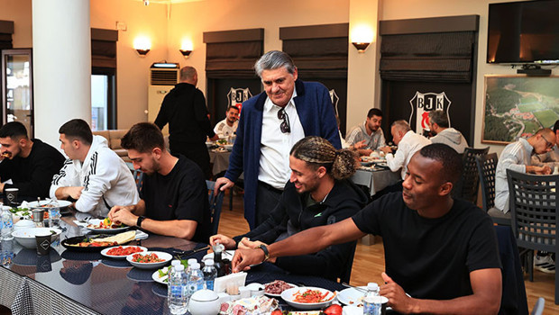 Serdal Adalı, Fenerbahçe derbisi öncesi futbolcularla buluştu