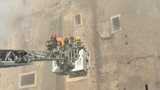 8 yüzyılık kule çöktü: 3 yaralı