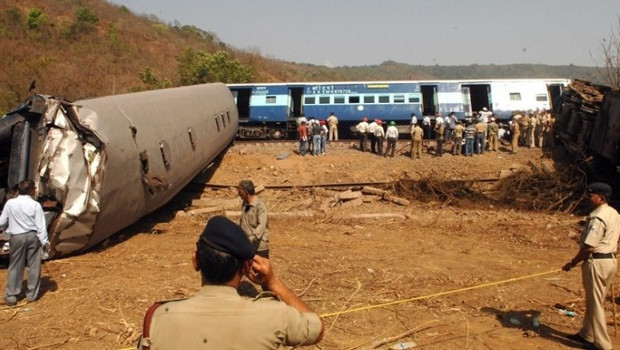 Hindistan'da tren kazası… İki tren çarpıştı: 8 ölü, 14 yaralı