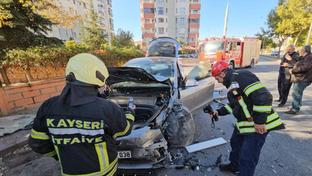Hız denemesi yaptığı Tesla aracını pert etti