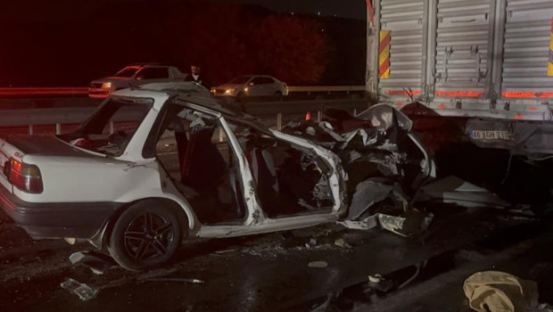 Gaziantep'te feci kaza; Otomobil kamyona arkadan çarptı: 3 ölü