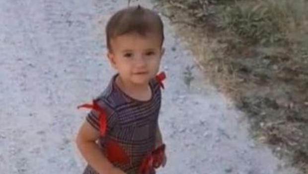 Bu acıya yürek dayanmaz! Baba geri manevra yapınca 2 yaşındaki çocuğu aracın altında kaldı