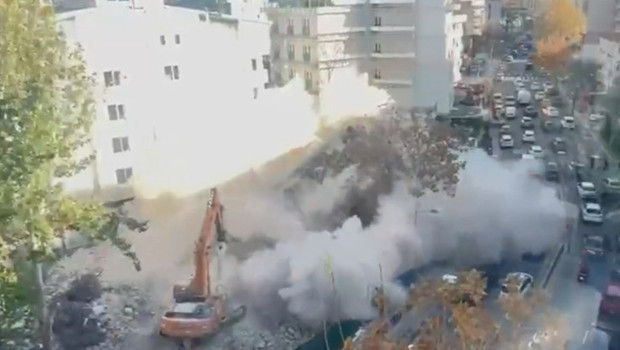 Ankara'da panik anları! Kontrollü yıkımı yapılan bina çöktü