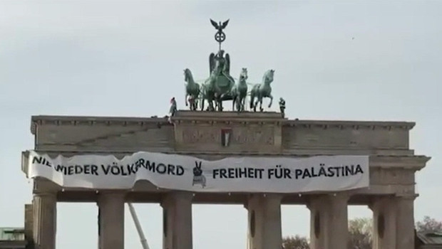 Almanya'da Filistin'e destek gösterisi: Brandenburg Kapısı'na pankart asıldı