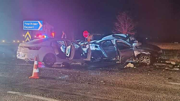 Niğde'de iki otomobil çarpıştı: 3 ölü, 6 yaralı