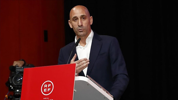 Eski İspanya Futbol Federasyonu Başkanı Luis Rubiales'e yumurtalı saldırı!
