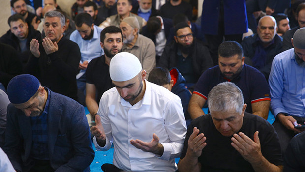 C-130 uçağının düşmesi sonucu şehit olan askerlerimiz için Tiflis'te Kur'an-ı Kerim okundu