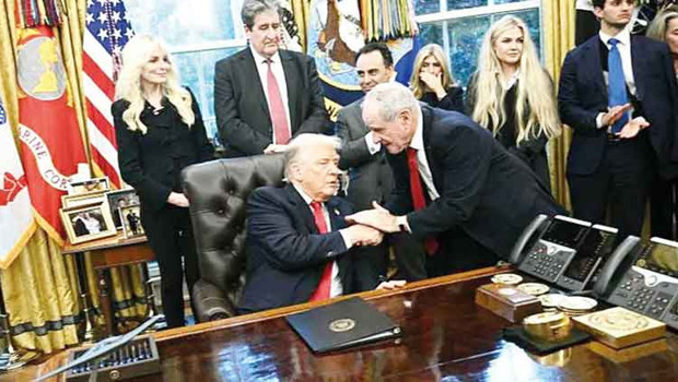 Trump’ı fethetmenin yolu hediye ve övgüden geçiyor