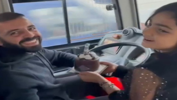 Halk otobüsü şoförüne kızlarından sefer sırasında doğum günü sürprizi