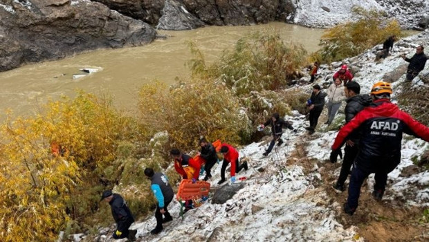 Kaya parçalarından kaçarken Zap Suyu’na düştüler: 2 ölü, 2 yaralı