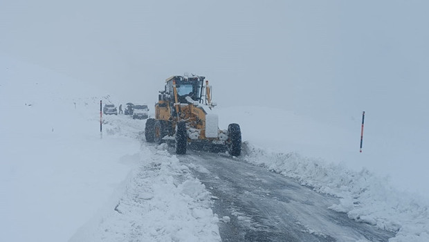 Kar yağışı etkili oldu! Kapanan 44 yerleşim yerinin yolu ulaşıma açıldı