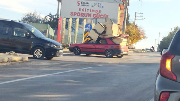 Koltuk takımını otomobile yükleyip yola çıktı