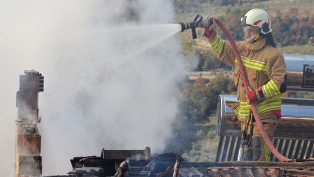 Manisa'da yangın! Bir ev alevlere teslim oldu