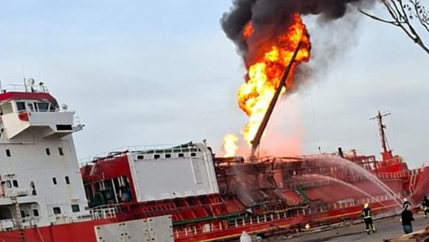 Ukrayna'da vurulan Türk gemisindeki yangın kontrol altına alındı