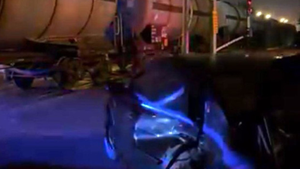 Diyarbakır'da tren otomobile çarptı: 1 yaralı