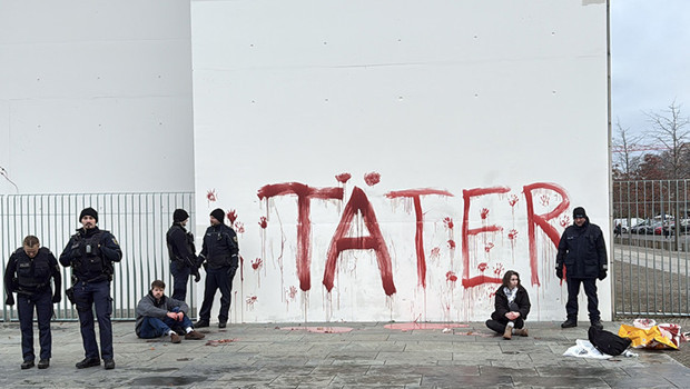 Almanya'da Başbakanlık binasında Filistin eylemi: Aktivistler duvara kırmızı boyayla 'failler' yazdı