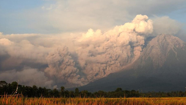 Endonezya'da Semeru Yanardağı'nda patlama