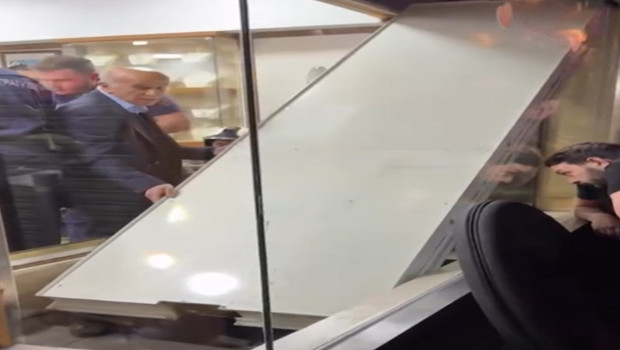 Kuyumcuda vitrin asansörünün altında kalan işçi öldü