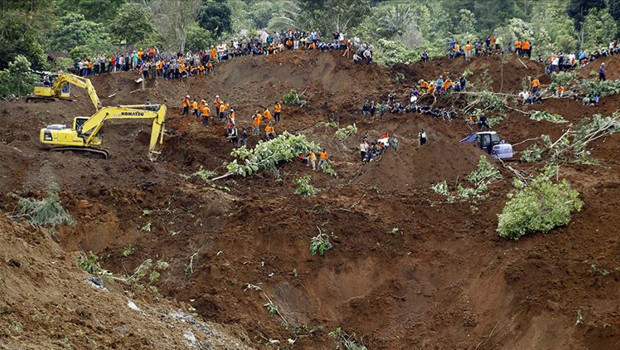 Endonezya'daki toprak kaymalarında kayıp sayısı 23'e yükseldi