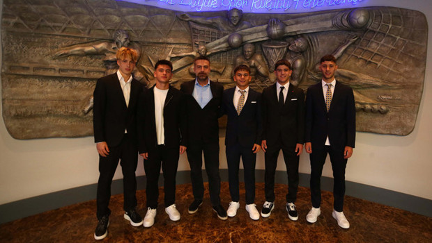 Fenerbahçe, 5 genç futbolcuyla profesyonel sözleşme imzaladı!