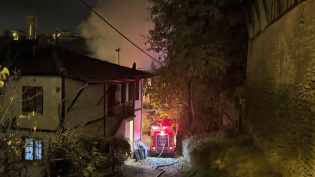 Karabük'te 3 katlı tarihi konakta yangın