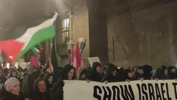 İsrail karşıtı protesto: Euroleague maçı öncesi sokağa döküldüler