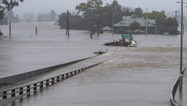 Tropikal siklon Avustralya'yı etkisi altına aldı