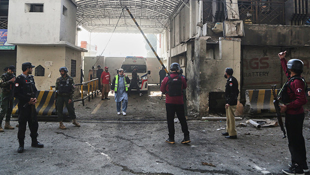 Pakistan'da canlı bomba saldırısı: 3 ölü 8 yaralı