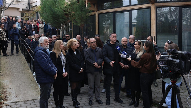 Kosova'da devlet radyo ve televizyon kurumunun yüzlerce çalışanı greve gitti