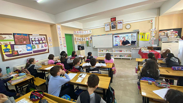 Bayrak şimdi onlarda... Caner öğretmen yazar ordusu kurdu