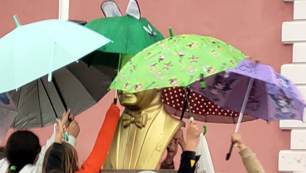 Adana'da ilkokul öğrencileri yağmur altında Atatürk büstünü şemsiyeyle korudu