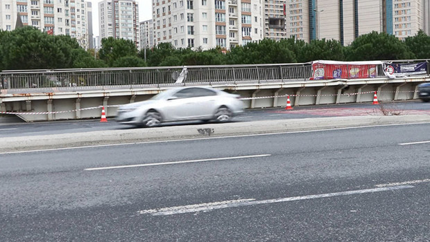 TIR'ın parçaladığı üst geçit sökülerek kaldırıldı