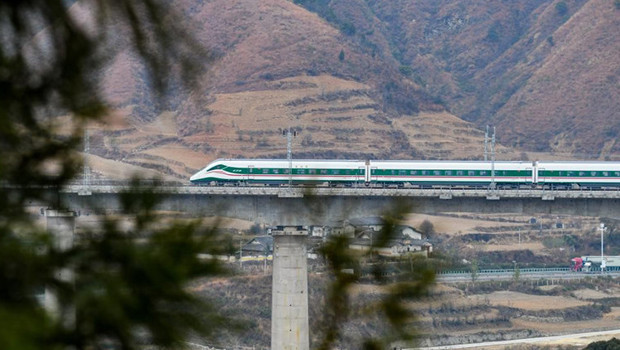 Çin'de tren işçilere çarptı: 11 kişi hayatını kaybetti