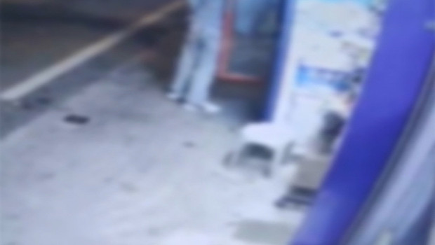 Sarıyer'de TEKEL bayiinde hırsızlık! Çocuğu önce darp etti, sonra başına silah dayadı