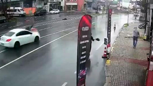 Avcılar'da alışverişten dönen yayaya otomobil çarptı! Kaza anı kamerada