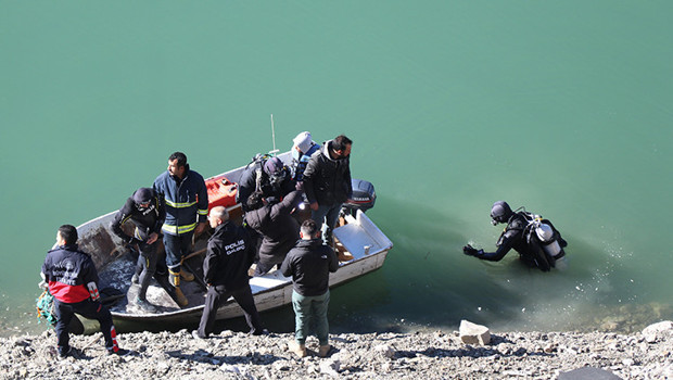 Otomobil baraja uçtu: 3 kişi hayatını kaybetti