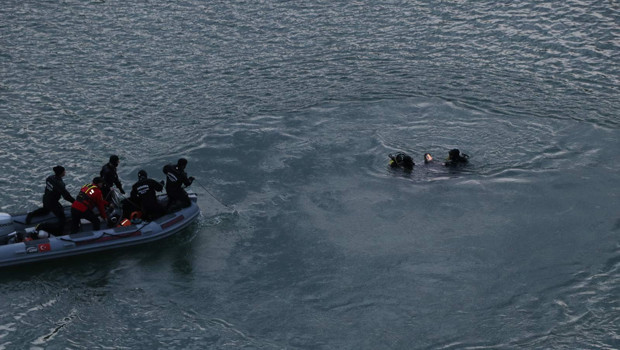 Van'da baraj gölüne yuvarlanan otomobildeki 3 kişi öldü