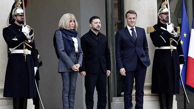 Ukrayna lideri Zelenski Fransa'da: Macron ile bir araya geldi