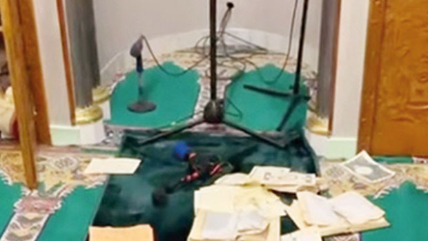 Fransa’da camiye ırkçı saldırı! Kuran sayfalarını yırttılar